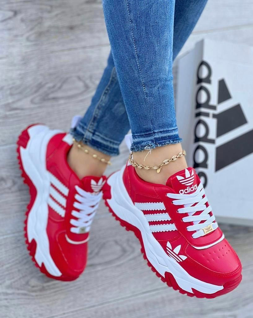 Varias zapatillas Dama: ADIDAS, NIKE e SKECHERS - Todas por $149.000.